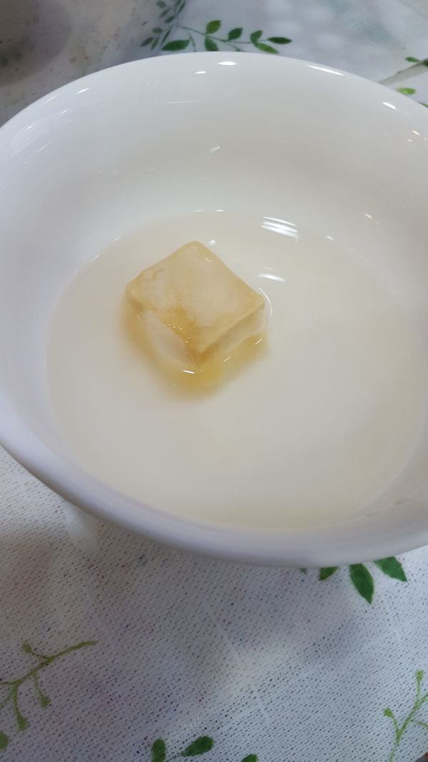 如果要做豆腐乳準備一碗高粱酒或者是米酒 稍微浸泡， 六面沾上調好的辣椒粉