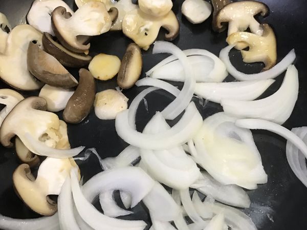 用奶油煎香松本茸，再放入洋蔥炒香，如果不喜歡奶油香味，可用一般油品替代。