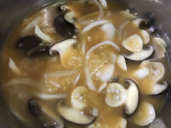 把炒過的料加入洗過的白米，放入鰹魚湯醬油、白胡椒、米酒、水調味，攪拌均勻，靜置10分鐘。
2杯的米-&gt;湯醬油：水=0.8杯：1.3杯
（我是用costco的鰹魚湯醬油，如果用其他比較鹹的醬油要稍微調整一下比例）