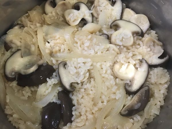 以電鍋蒸煮，外鍋1杯水，跳起後不開蓋再燜蒸10分鐘。