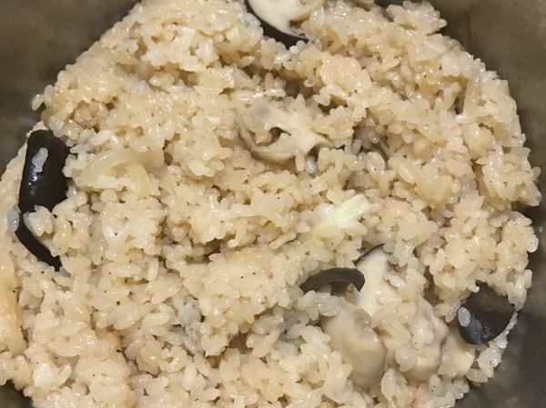 若米心沒透，可以稍微攪拌均勻，在內外鍋都加少許水再蒸煮至開關跳起