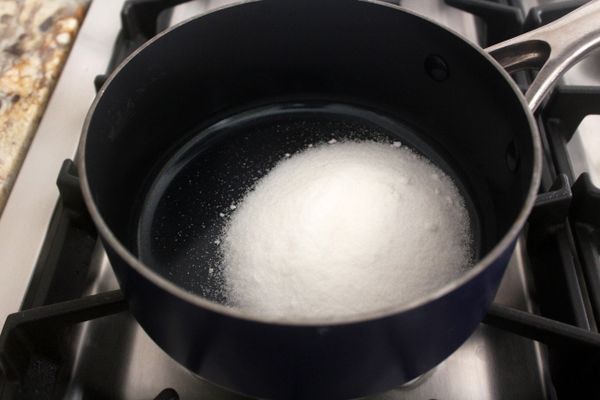 糖與鹽巴放入鍋中鋪平，開火。然後都不要去攪拌他，要等他自己融化。