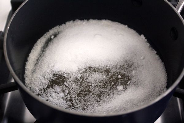 我用最小火，等了10分鐘都長得一模一樣，這是20分鐘後，終於有要開始融化的意思了。