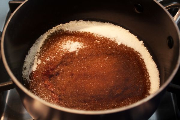 又15分鐘過去，外面那圈依然頑固。這時可以先把鮮奶油加熱。