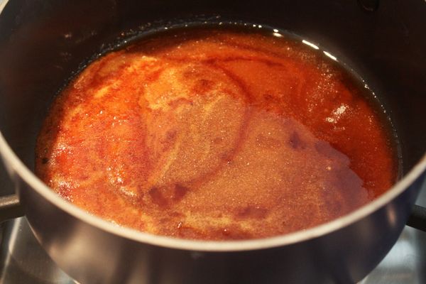 等大家都融化得差不多，可以稍微攪拌一下然後加入加熱好的鮮奶油，熱一點加下去才不會太噴，但還是會微噴請小心。