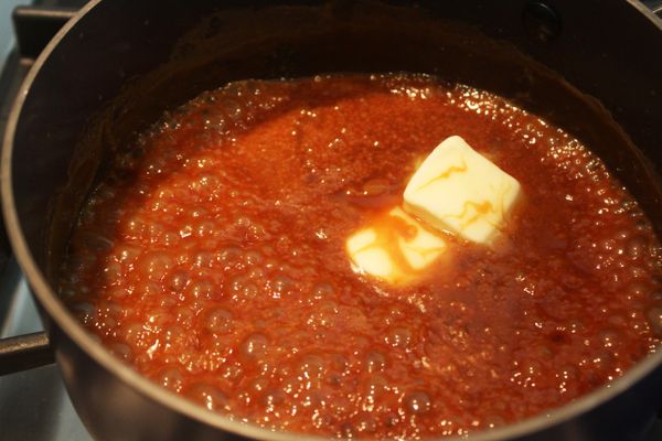 丟入奶油慢慢攪拌至融化，讓口感更滑順，沒有奶油的話也可以省略。