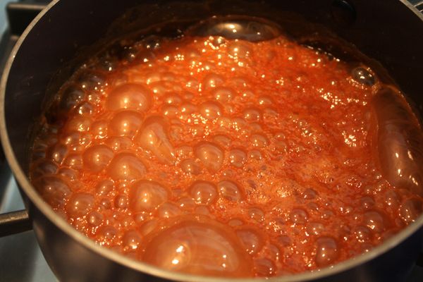 把鮮奶油跟焦糖液攪拌均勻，這時候會超爆香。