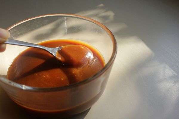 迷人的焦糖奶油醬就做好啦！看看那霧面的質地，冰過之後會變成無法流動但還是軟軟的醬，可以拿來抹麵包，加熱一下就可以淋在鬆餅或冰淇淋上面(但冰淇淋可能會融化很快)