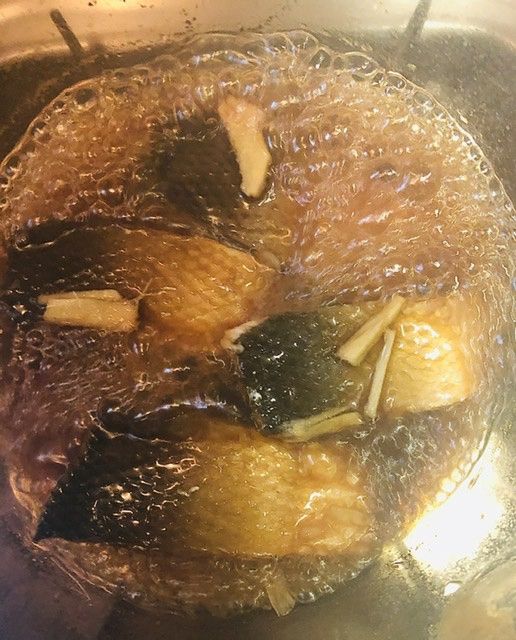 起ㄧ鍋，水滾後入醬油，魚片，薑絲，味霖，酒，1/2的蔥，轉小火煮開。