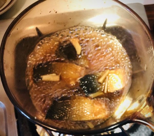 小小火候，在魚片上置吸油紙中間剪圓孔，使醬汁充分覆蓋魚片，加蓋煮10-15分鐘使入味。