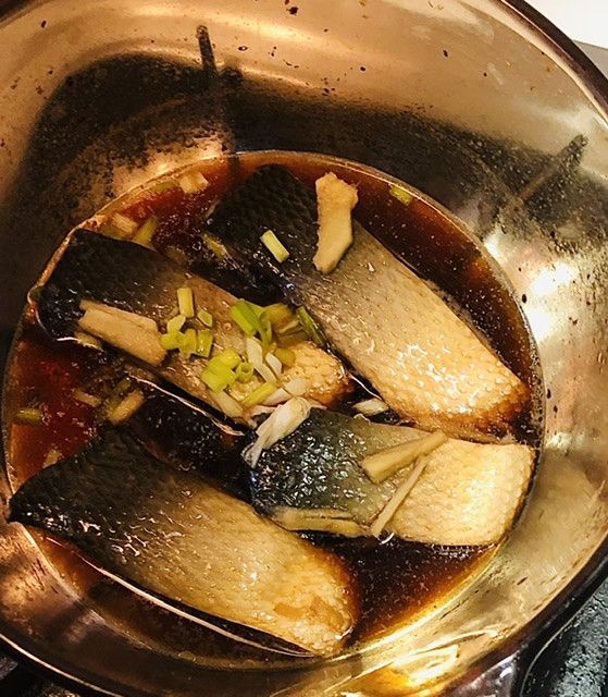 醬汁濃縮，確認每片均勻煮透。起鍋前，撒上1/2蔥粒。