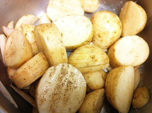 將[調味料]放入切好後的馬鈴薯 , 用手抓一抓 , 如果想吃辣味  ,
可以放入辣椒粉。