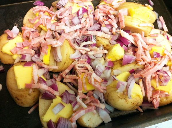 培根切細條 , 洋蔥切小丁 , 奶油切成數薄片 ;
奶油放在馬鈴薯塊上面 , 灑上洋蔥丁 、培根條