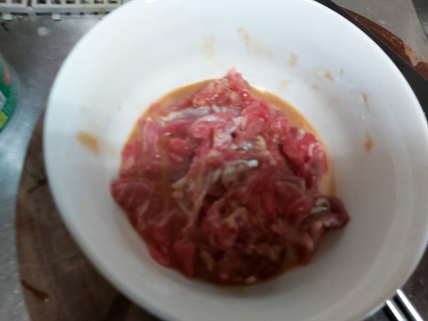 牛肉片，用醃料醃。