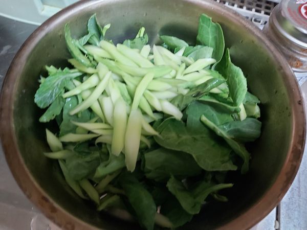 芥蘭菜洗淨，梗部刨去硬皮切段，葉片摘小片。