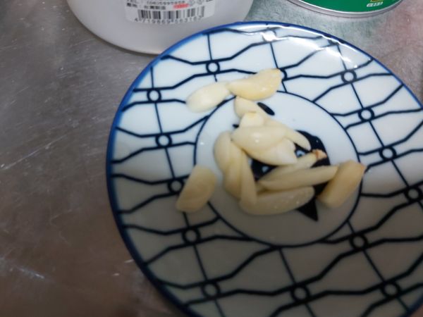 蒜頭去膜切片。