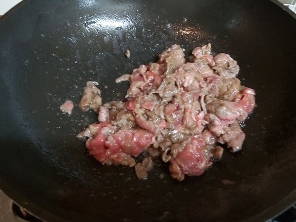 平底鍋加2大匙油，倒入牛肉片，炒1分鐘，盛盤。