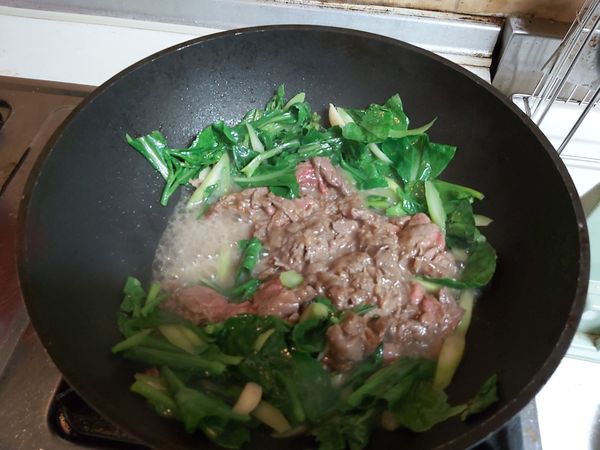 半熟牛肉回倒鍋中，下調味料翻煮。