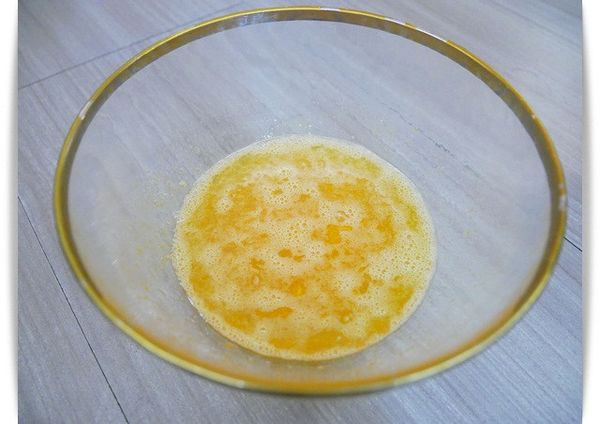 先將雞蛋、鹽及糖拌勻後倒入牛奶及水攪拌均勻。