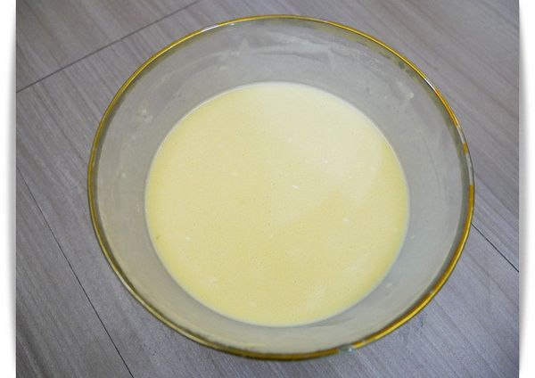 加入低筋麵粉拌勻後倒入融化後的奶油拌勻，靜置1小時。