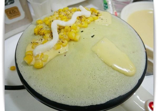 使用方便的薄餅機預熱後沾上麵糊，餅皮開始變硬後即可鋪上內餡材料。