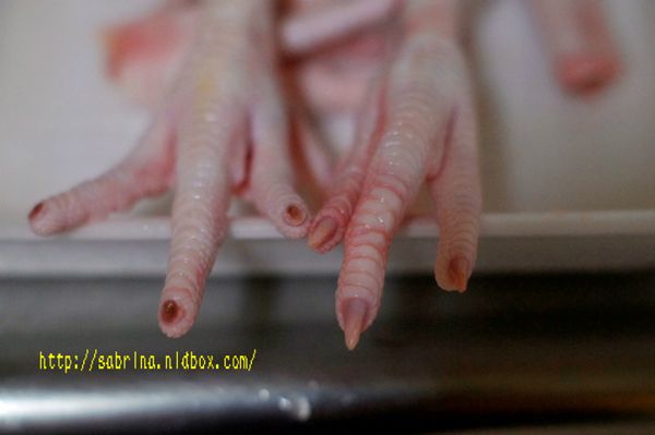 首先雞腳要選大支的.
太瘦小的雞腳再又燙又炸又魯又蒸的4道過程是會變成乾扁雞腳
 一定要選大隻的雞腳哦
 首先處理雞腳.先剪掉腳尖.看起來乾淨外.小朋友食用也會較安全.