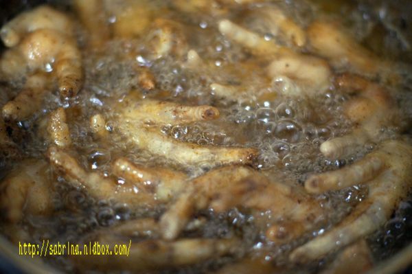 接下來準備炸油
 我們要把瀝乾水分的雞腳下油鍋炸
 炸到比金黃色更焦點的色澤.再起鍋