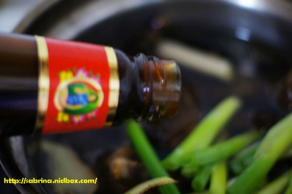 準備滷汁
 把我們所有的滷汁材料全放入鍋.煮滾