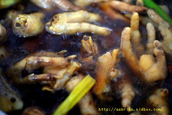 放入炸好的雞腳.滷汁一滾就轉小火(大火容易把雞腳外皮煮爛掉.務必用小火)

滷上30分鐘.