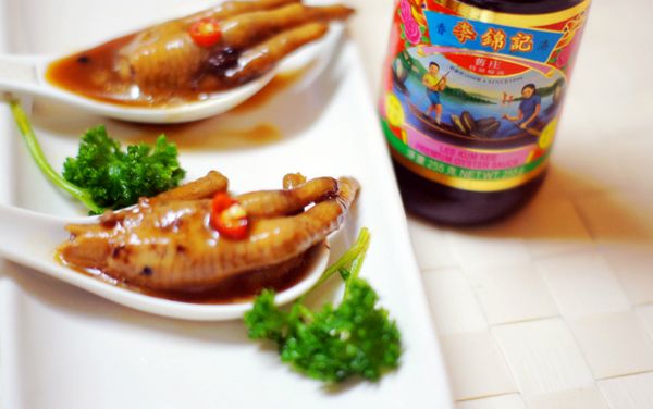 將雞腳取出.把滷汁內的材料全取出過濾後.將剩下的純滷汁加入少許太白粉水.加熱.
變成淋在鳳爪上的醬汁