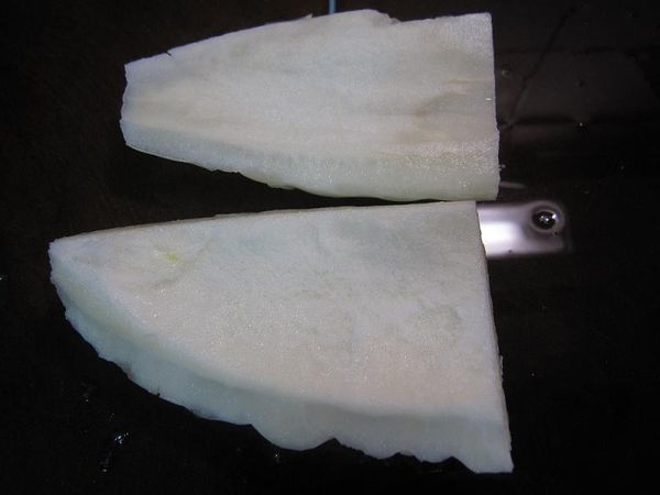 苦瓜洗淨後，對半切成8等份，將裡面的白色薄膜去除，且在中間較厚之處用叉子叉一下。《去除白膜可降低苦味，在厚處叉一下，可幫助與加速燜滷的速度》。