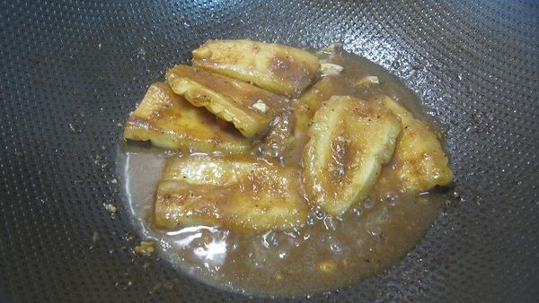 爆香後，把火轉成中火，把滷汁倒入燜滷苦瓜，加蓋開始燜滷。（約3分鐘）《因滷汁本身即有鹹、香味，因此不需在加入鹽與柴魚精調味，但若是怕太苦，仍可加入一茶匙的糖，來增加甜度》