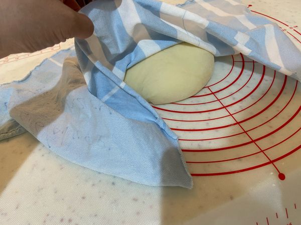 將麵團食材放入麵包機裡面
按下啟動揉麵團模式
麵團發酵完畢取出拍打靜放15分鐘
使用布遮著。