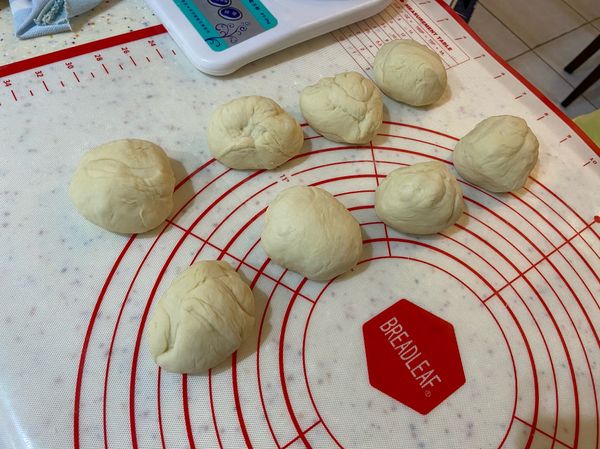 將麵團分成8塊小麵團
平均60-65g