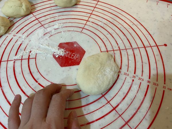 開使整型，將麵團稍微壓一壓