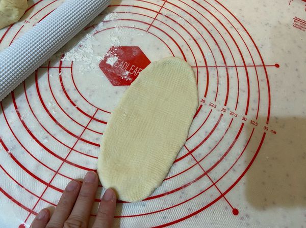 使用擀麵棍擀成長型