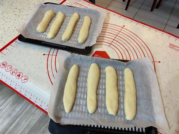 八個就完成了
其中有一個比較小是單純麵團分配最少的緣故。
放進烤箱最後發酵大約（一小時）
烤箱內放入一杯熱水唷