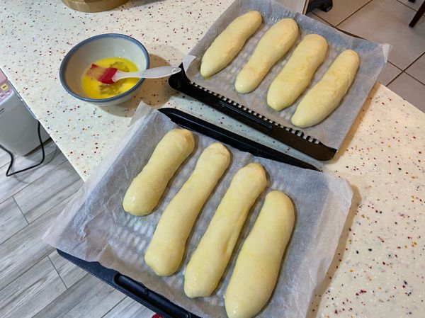 發酵完畢將表面抹上蛋液，這時烤箱開始預熱190度10ㄈㄣㄓ