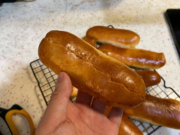 將每個麵包中間剪出一直線（不要將麵包剪斷唷）