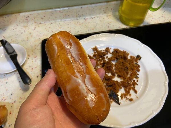 塗抹美乃滋在麵包上跟線裡面