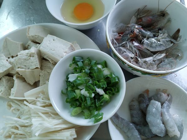 蝦子剝殼，板豆腐手剝大塊，金針菇切掉蒂頭後對切，蔥切成蔥花，雞蛋打入碗中