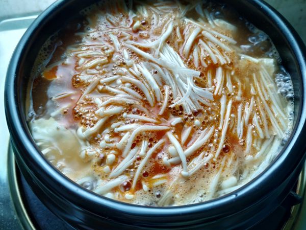 接著加入金針菇，再煮1分鐘