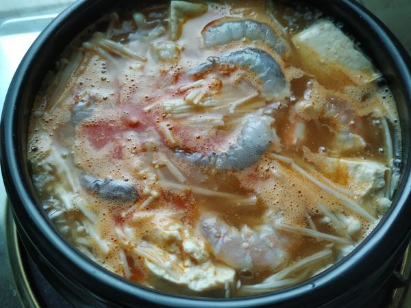 然後放入蝦仁（這時可以嚐一下，有需要再加點鹽）