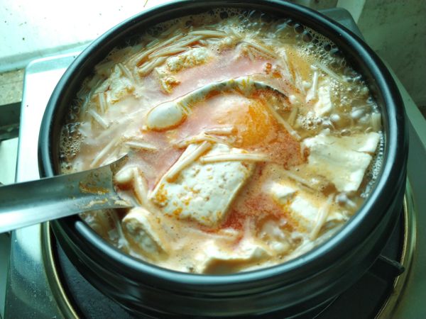 煮到蝦仁變色，在中間倒入雞蛋