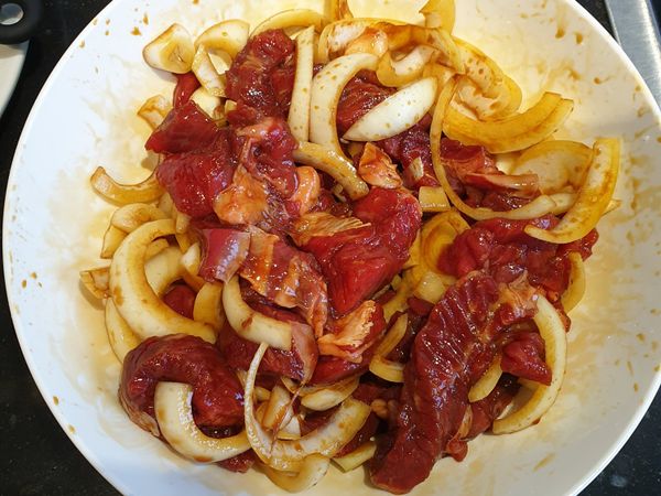 將牛肉、洋蔥、蒜頭、醃料一起醃個10分鐘。