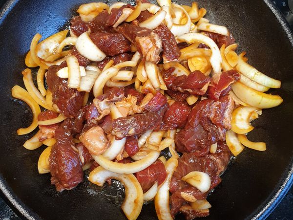 熱鍋，炒至牛肉外面無血色加入半匙沙茶醬與青蔥。