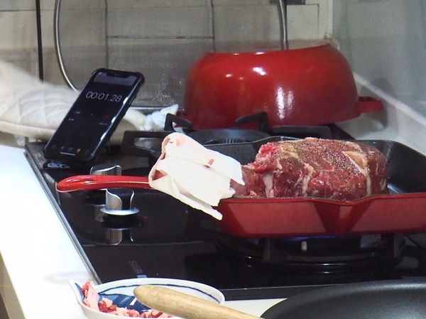 鑄鐵鍋（staub鑄鐵平底條紋煎烤盤，costco購入）中大火燒熱，
單面煎2分鐘 反面2分鐘，再翻回2分鐘，反面2分鐘***兩面各2次，總共2*2*2分鐘=8分鐘。

*同時開啟烤箱預熱210度