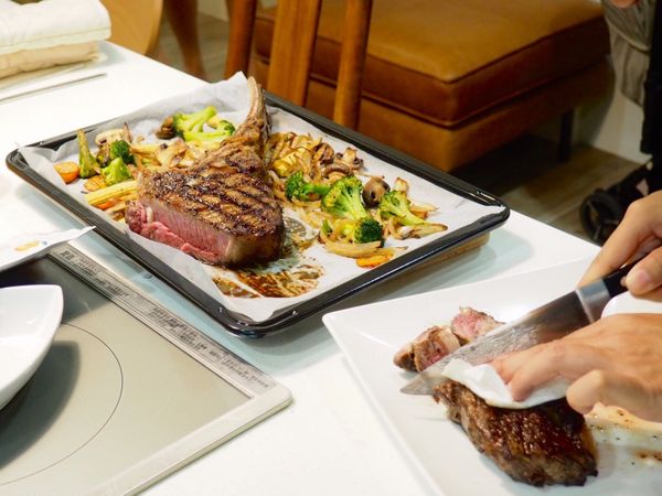 另起一鍋，用修邊下來的牛油脂加熱拌炒蔬菜，洋蔥略為焦化即可。

煎好的牛排&amp;蔬菜放入預熱完成的烤箱，15分鐘。

烤完後靜置4分鐘，分切。