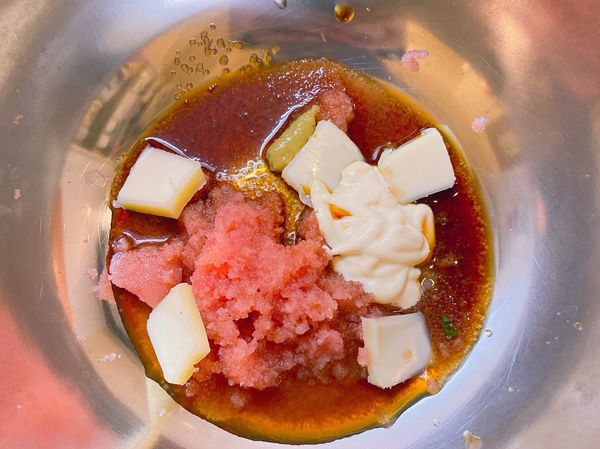 把*標註的材料加到容器中（明太子需留1/3做最後擺盤用）。