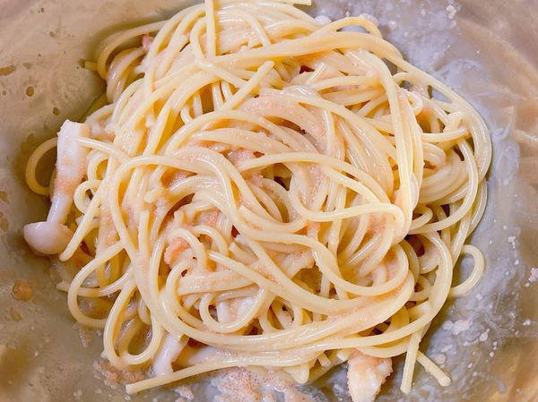 把煮好的義大利麵和雪白菇加到步驟2的容器中攪拌均勻。